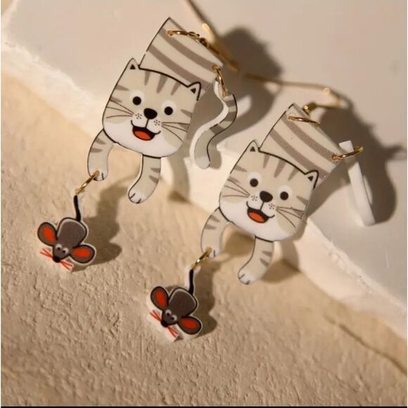 Cat catching mouse summer whimsical novelty fun dangle earrings - Picture 3 of 6